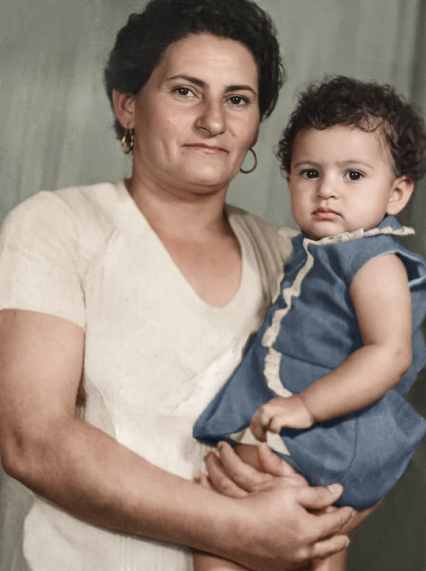 A fotografia de mãe e bebê restaurada e colorizada, com tons naturais de pele e roupas.